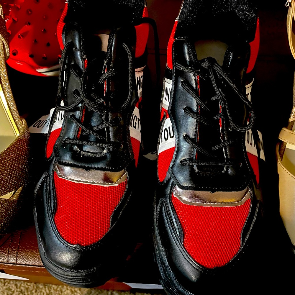 Tennis shoes